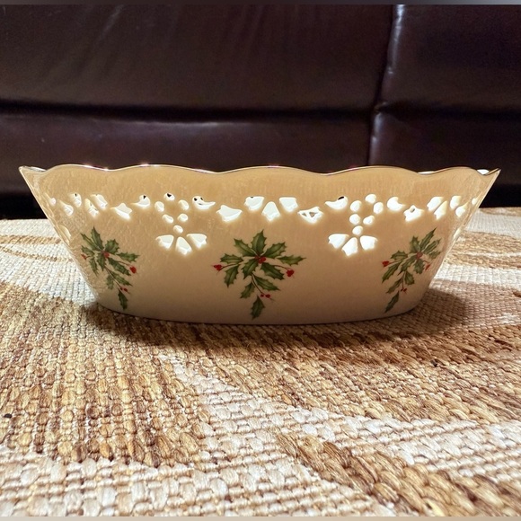 LENOX HOLLY HOLIDAY PIERCED LARGE BASKET - BRAND NEW! Red and green holly - Picture 1 of 6
